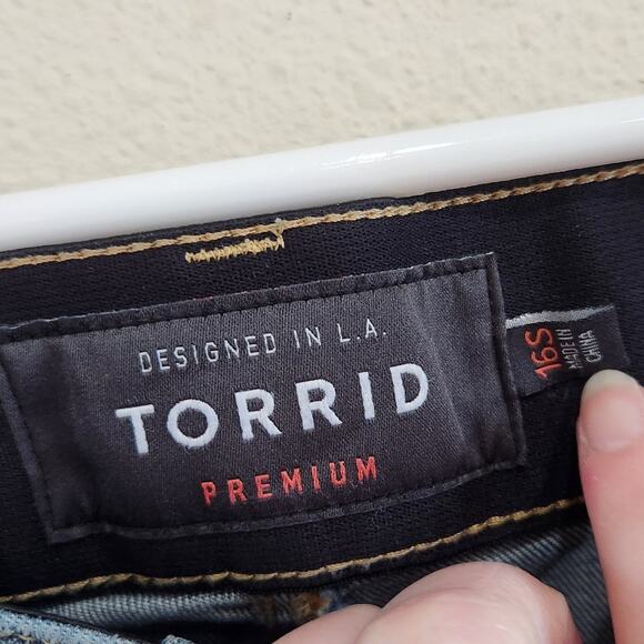 Torrid Premium Distressed Bombshell Skinny Jeans Stretch Blue Denim Size 16S - Picture 5 of 9